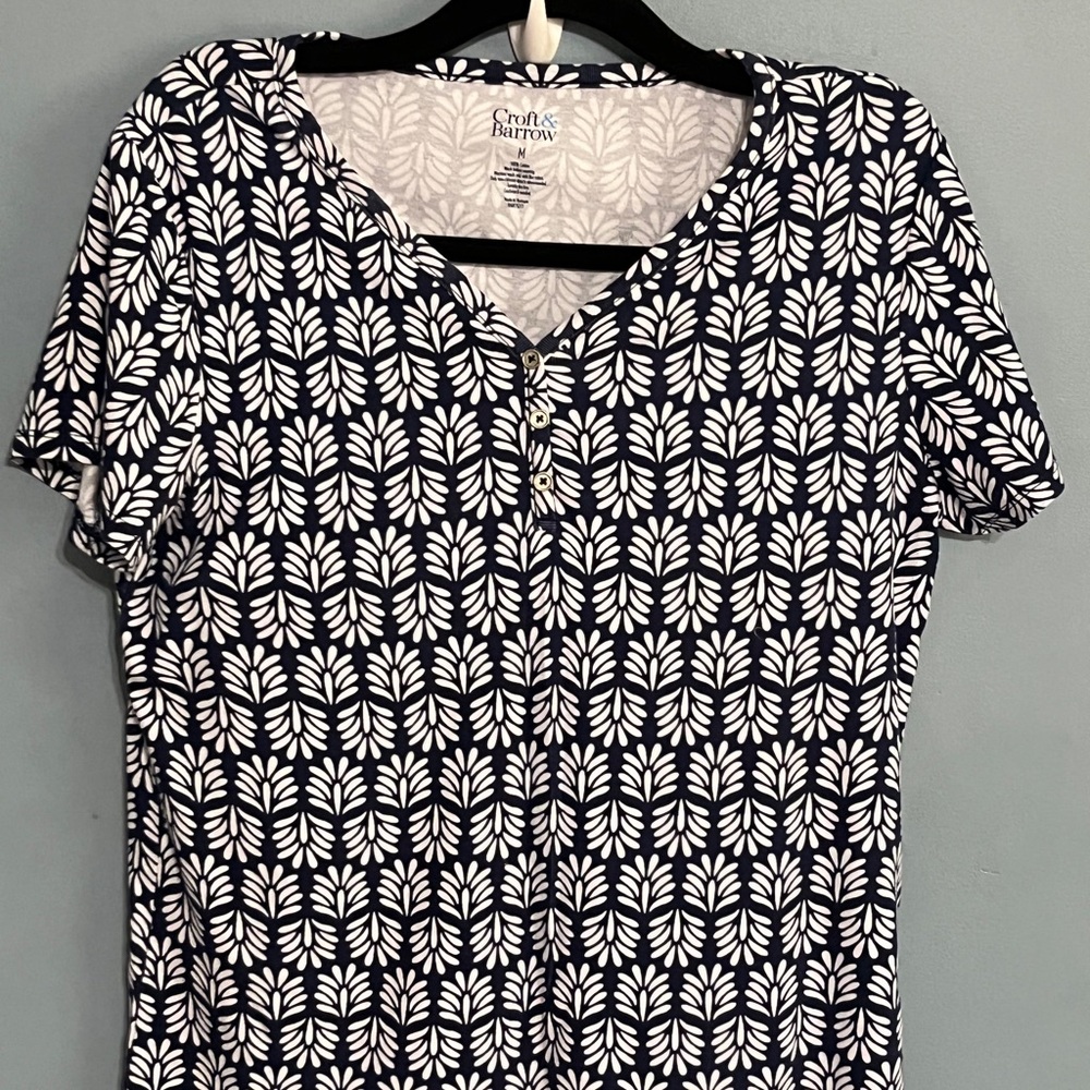 SELLING CROFT& BARROW TOP SIZE M  SHORT SLEEVE NWOT FLORAL COLOR NEVER WORN.